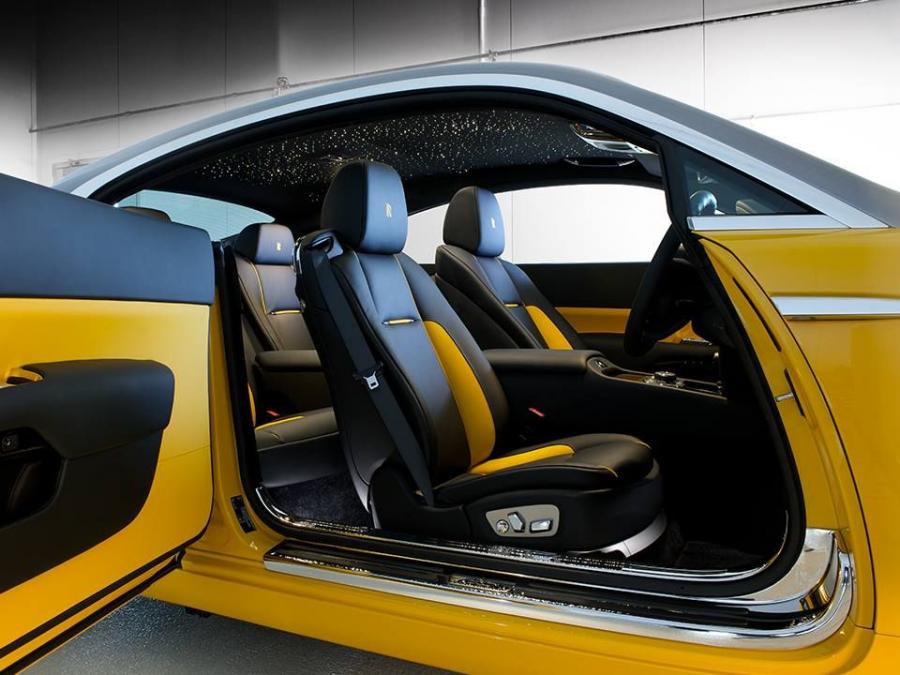Интерьер Rolls-Royce Wraith in Bespoke Yellow 2016 года  (фото 4 из 5)
